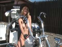 blonde biker braut