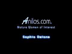 Mutter reibt ihre haarige Muschi