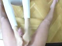 Schwanz mit Footjob entleert